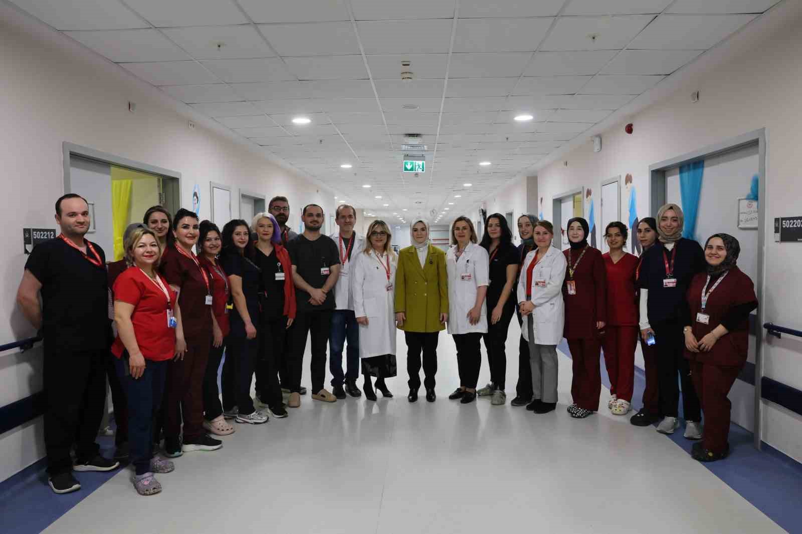 Bakan Göktaş, yeni doğan bebekler ve ailelerini ziyaret etti
