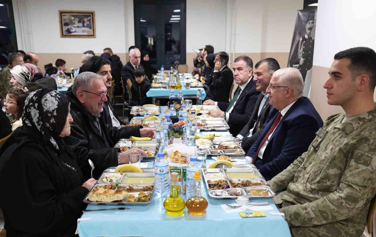 Bakan Güler Bayburt’ta şehit aileleri ve gazilerle iftarda buluştu
Bakan Güler Bayburt’ta şehit aileleri ve gazilerle iftarda buluştu