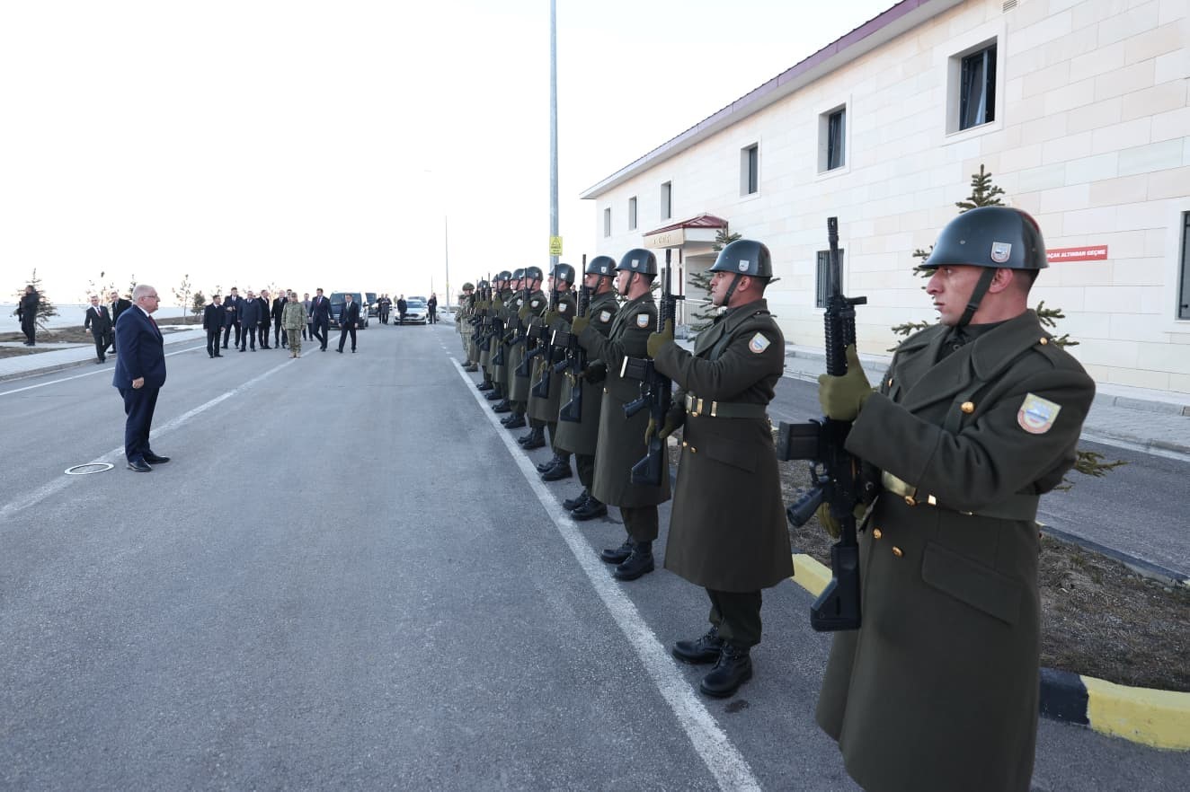 Bakan Güler Bayburt’ta şehit aileleri ve gazilerle iftarda buluştu
Bakan Güler Bayburt’ta şehit aileleri ve gazilerle iftarda buluştu
