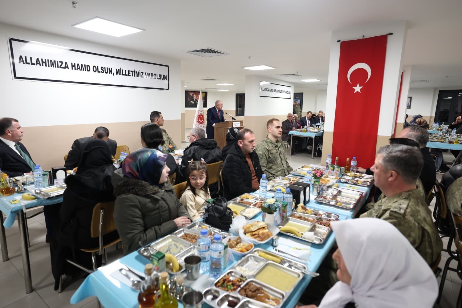 Bakan Güler Bayburt’ta şehit aileleri ve gazilerle iftarda buluştu
Bakan Güler Bayburt’ta şehit aileleri ve gazilerle iftarda buluştu