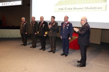 Bakan Güler: "Hiçbir terör örgütünün bölgede kök salmasına müsaade etmeyeceğimizi bir kez daha hatırlatmak istiyorum"
Bakan Güler: "Hiçbir terör örgütünün bölgede kök salmasına müsaade etmeyeceğimizi bir kez daha hatırlatmak istiyorum"