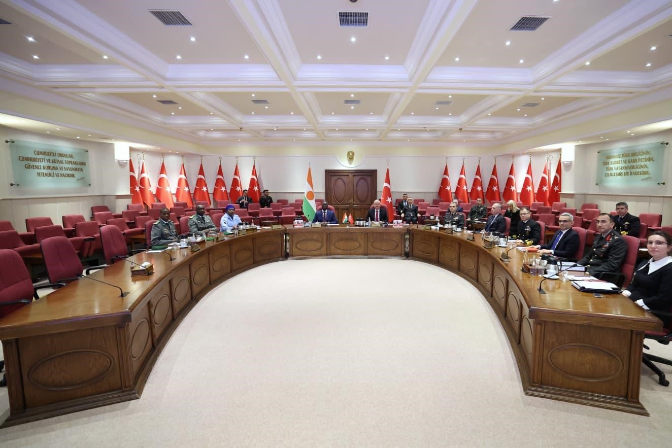 Bakan Güler, Nijer Savunma Bakanı Mody’i askeri törenle karşıladı
