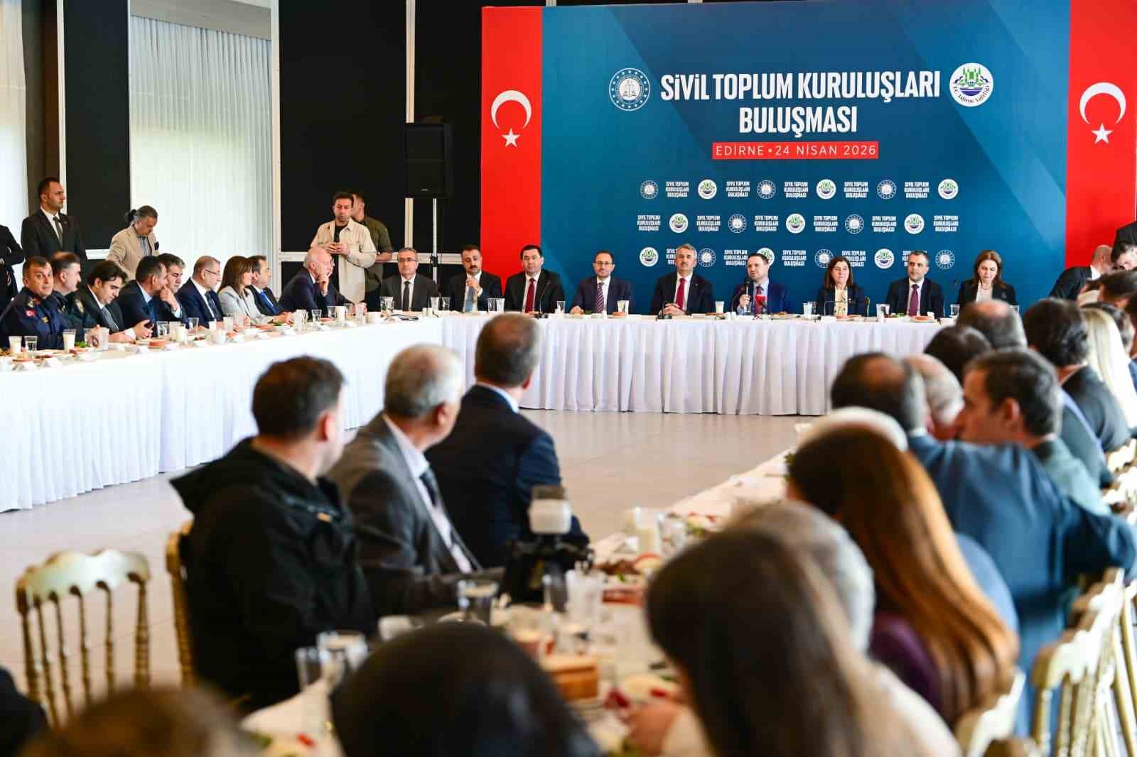 Bakan Gürlek, Edirne’de STK temsilcileriyle bir araya geldi: "Biz il ziyaretlerine çok önem veriyoruz"
