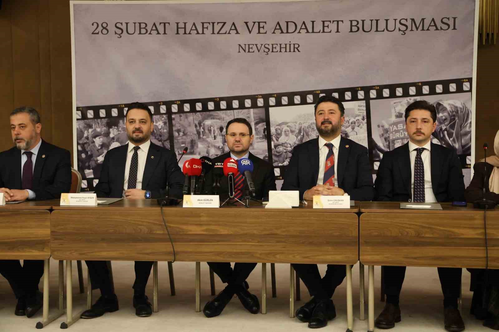 Bakan Gürlek, Nevşehir’de 28 Şubat mağdurlarıyla buluştu
Bakan Gürlek, Nevşehir’de 28 Şubat mağdurlarıyla buluştu