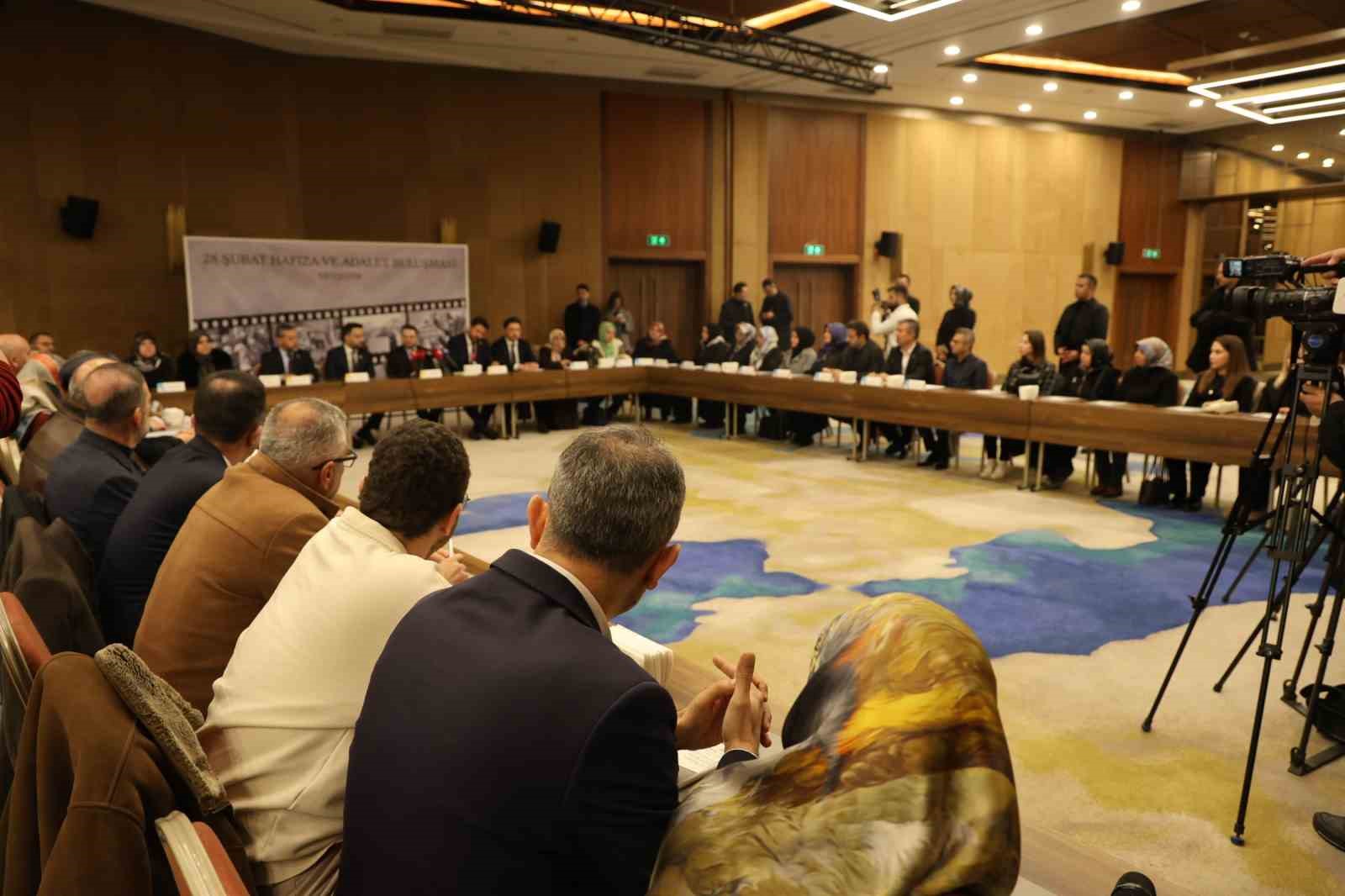 Bakan Gürlek, Nevşehir’de 28 Şubat mağdurlarıyla buluştu
Bakan Gürlek, Nevşehir’de 28 Şubat mağdurlarıyla buluştu