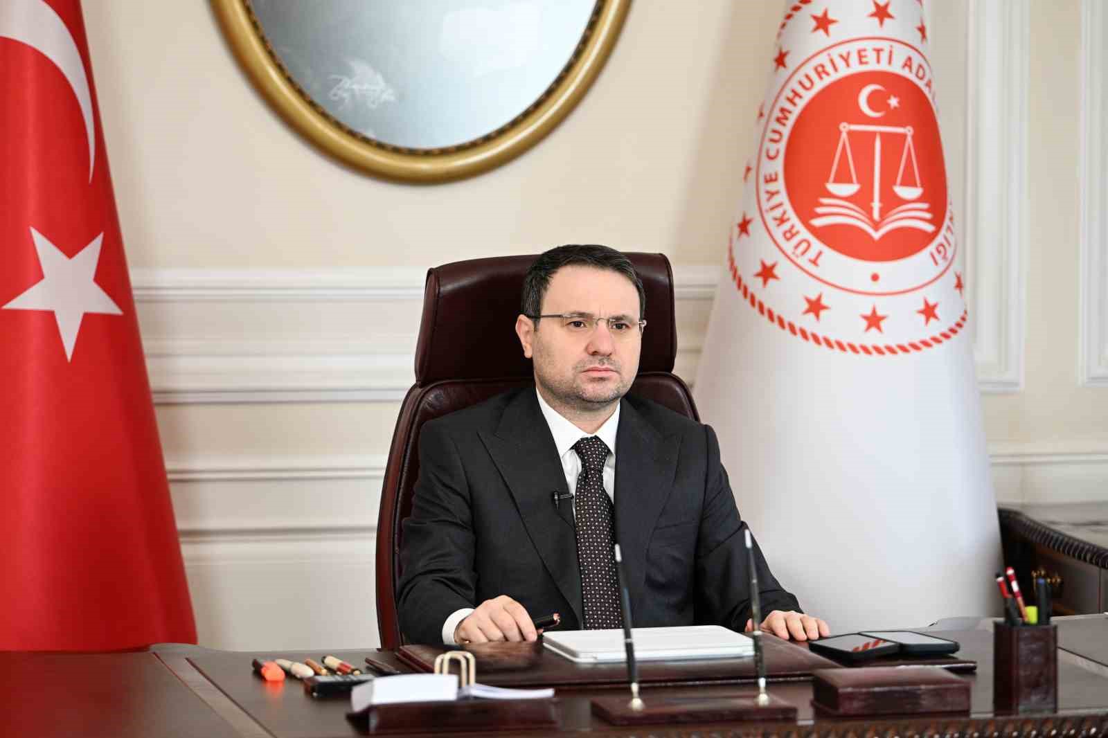 Bakan Gürlek: "Ticari davaların en kısa sürede sonuca bağlanması için çalışmalarımızı kesintisiz sürdüreceğiz"
Bakan Gürlek: "Ticari davaların en kısa sürede sonuca bağlanması için çalışmalarımızı kesintisiz sürdüreceğiz"