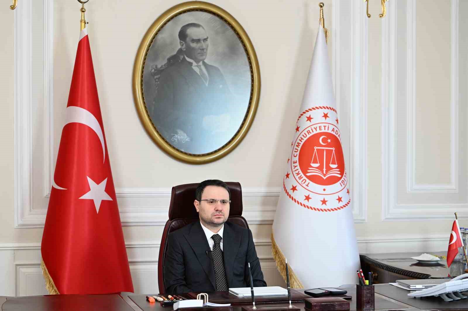 Bakan Gürlek: "Ticari davaların en kısa sürede sonuca bağlanması için çalışmalarımızı kesintisiz sürdüreceğiz"
Bakan Gürlek: "Ticari davaların en kısa sürede sonuca bağlanması için çalışmalarımızı kesintisiz sürdüreceğiz"