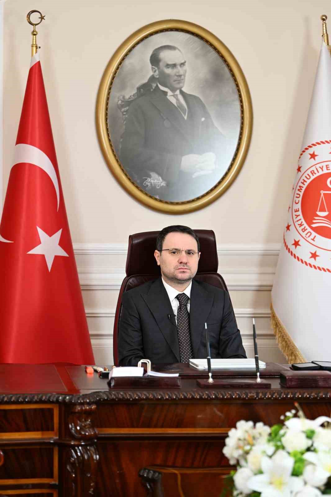 Bakan Gürlek: "Ticari davaların en kısa sürede sonuca bağlanması için çalışmalarımızı kesintisiz sürdüreceğiz"
Bakan Gürlek: "Ticari davaların en kısa sürede sonuca bağlanması için çalışmalarımızı kesintisiz sürdüreceğiz"