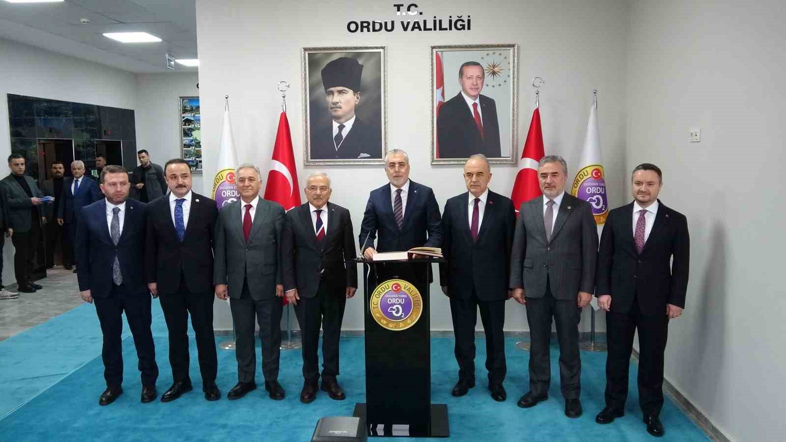 Bakan Işıkhan: "500 bin konut projesi Türkiye tarihinde şimdiye kadar atılmış en büyük adım"
