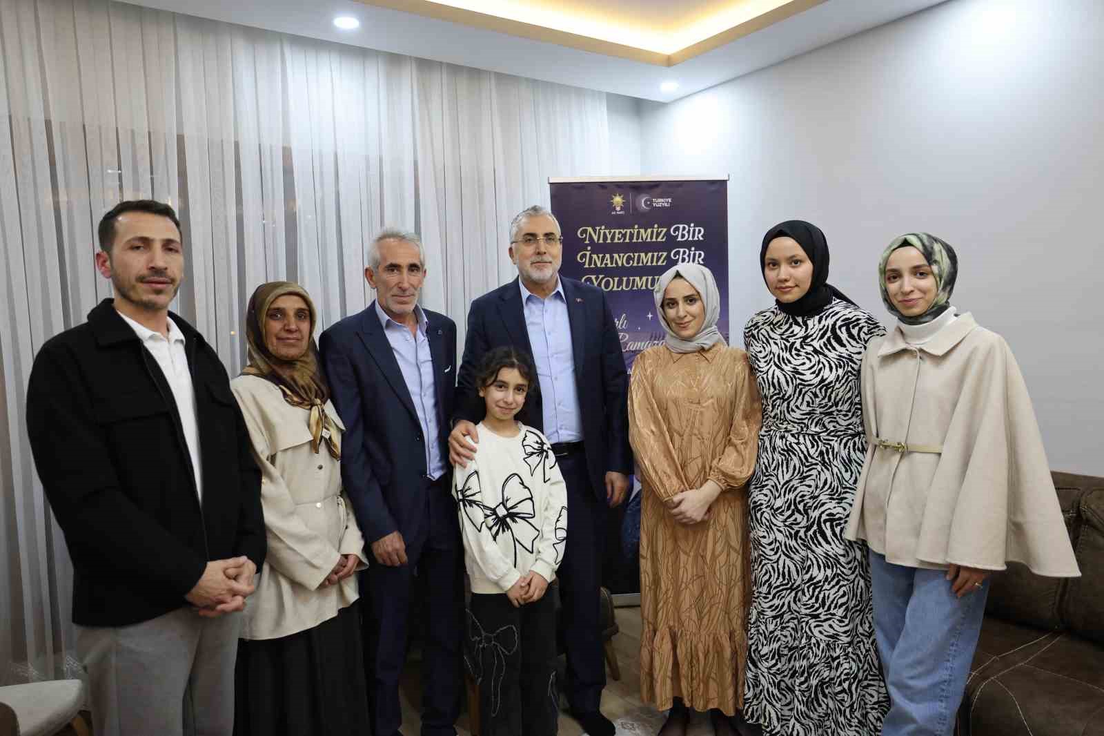 Bakan Işıkhan, evlerine kavuşan depremzede ailenin iftar sofrasına konuk oldu
