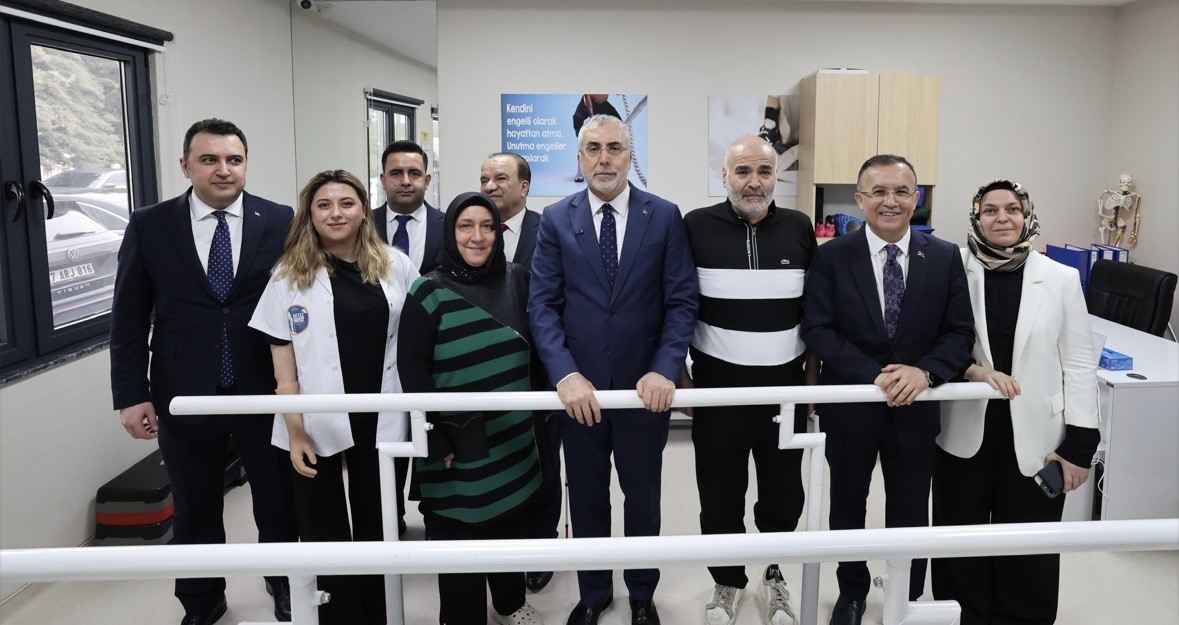 Bakan Işıkhan, Gaziantep Protez-Ortez Merkezi’nde engelli bireylerle bir araya geldi
