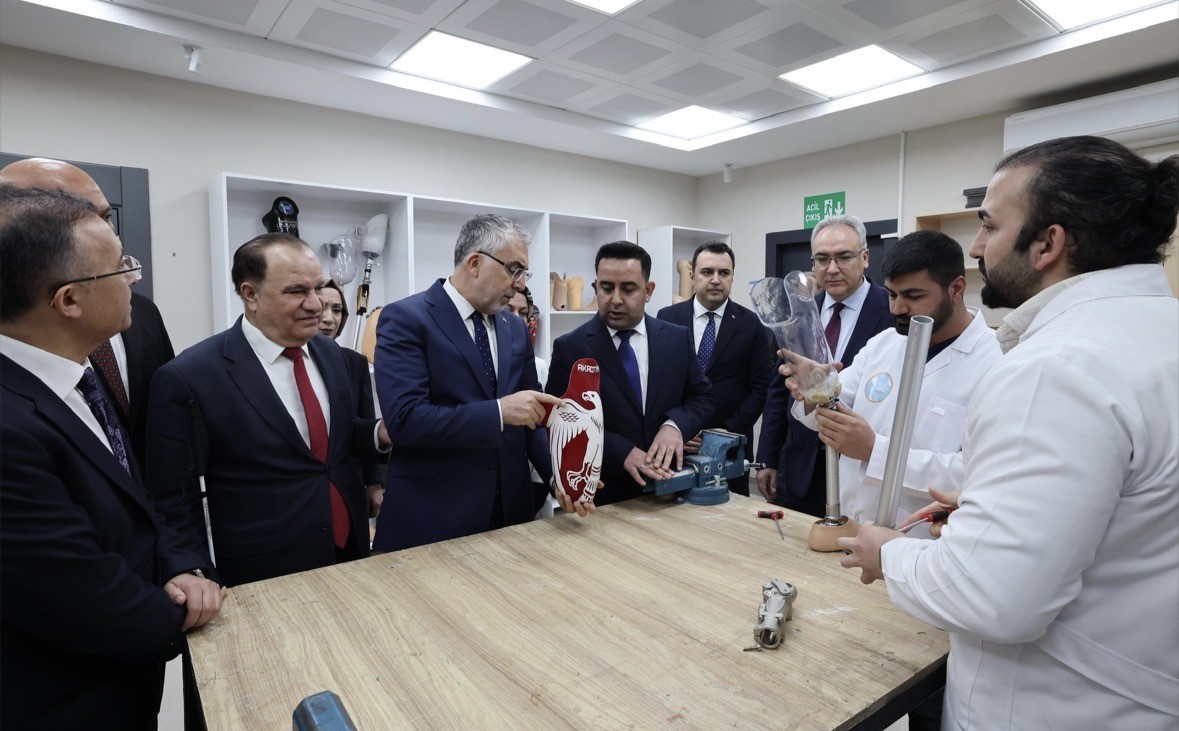 Bakan Işıkhan, Gaziantep Protez-Ortez Merkezi’nde engelli bireylerle bir araya geldi
