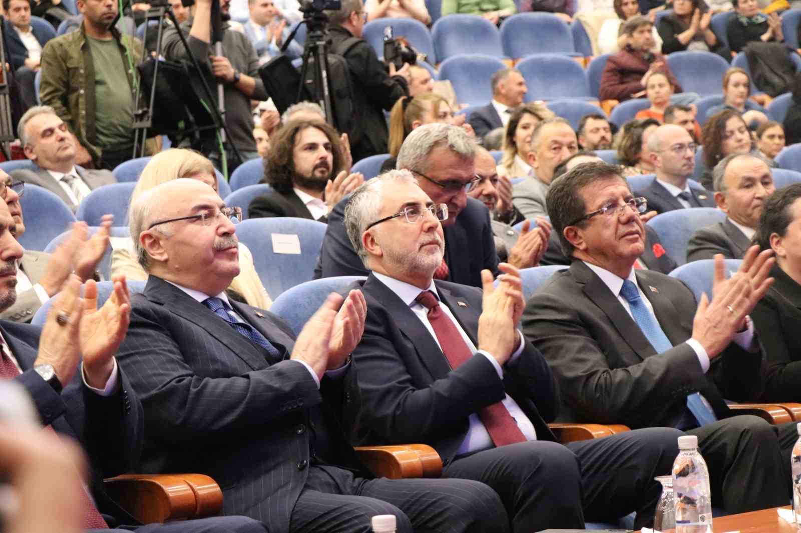 Bakan Işıkhan, gençleri heyecanlandıran müjdeleri ardı ardına verdi
Bakan Işıkhan, gençleri heyecanlandıran müjdeleri ardı ardına verdi