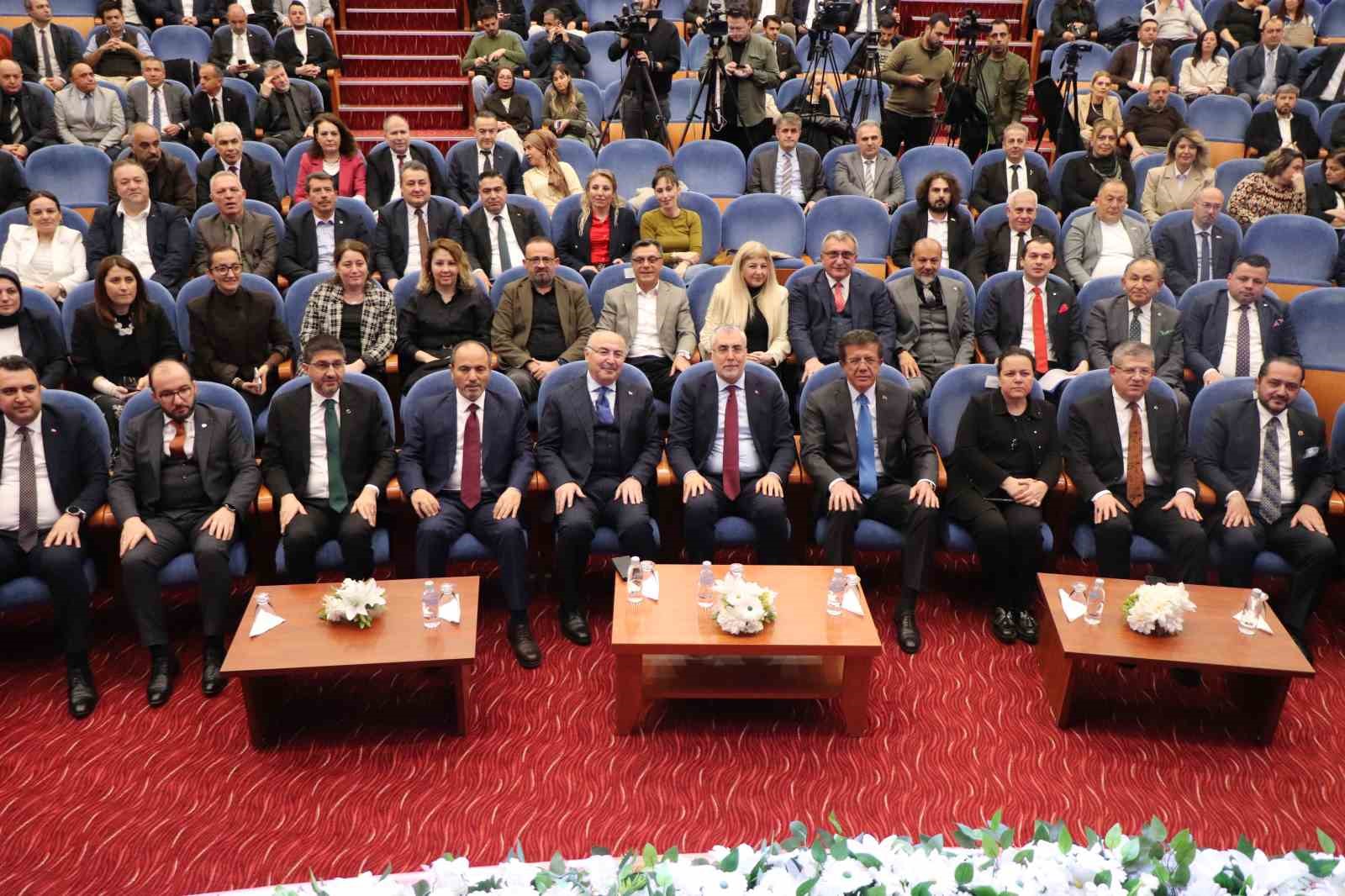 Bakan Işıkhan, gençleri heyecanlandıran müjdeleri ardı ardına verdi
Bakan Işıkhan, gençleri heyecanlandıran müjdeleri ardı ardına verdi