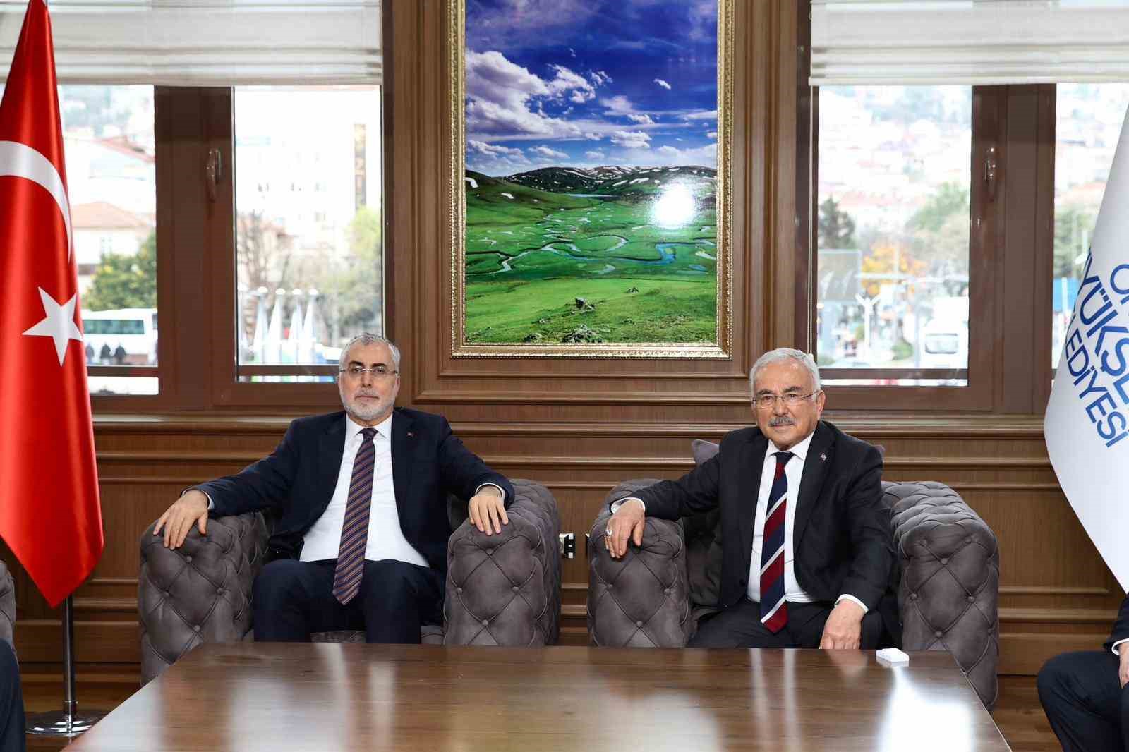 Bakan Işıkhan, Ordu Büyükşehir Belediyesini ziyaret etti
