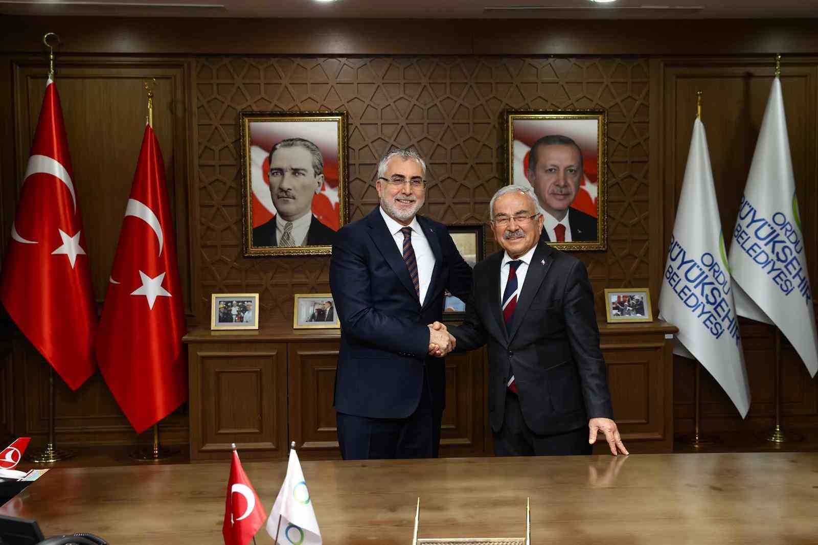 Bakan Işıkhan, Ordu Büyükşehir Belediyesini ziyaret etti
