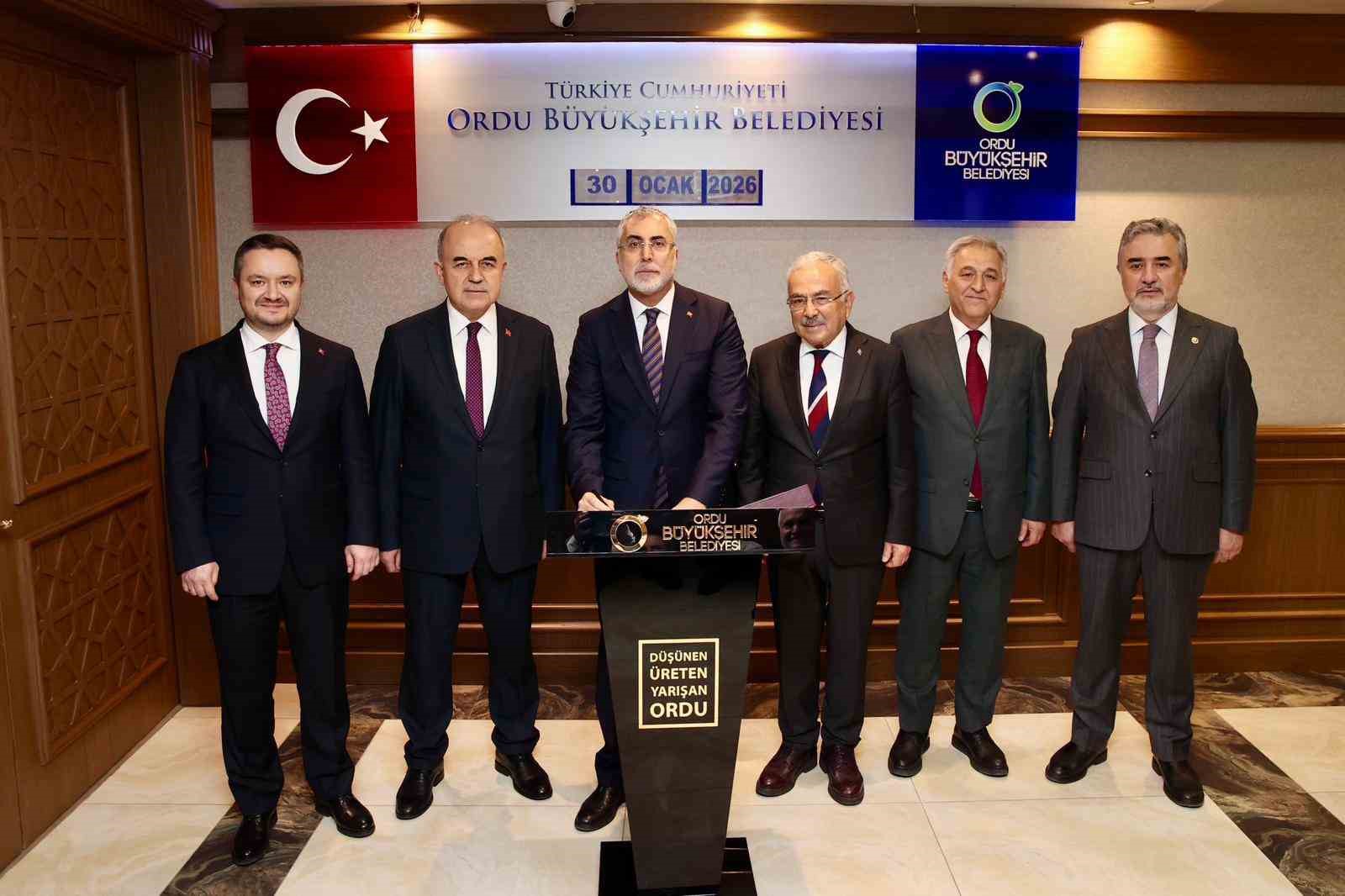 Bakan Işıkhan, Ordu Büyükşehir Belediyesini ziyaret etti
