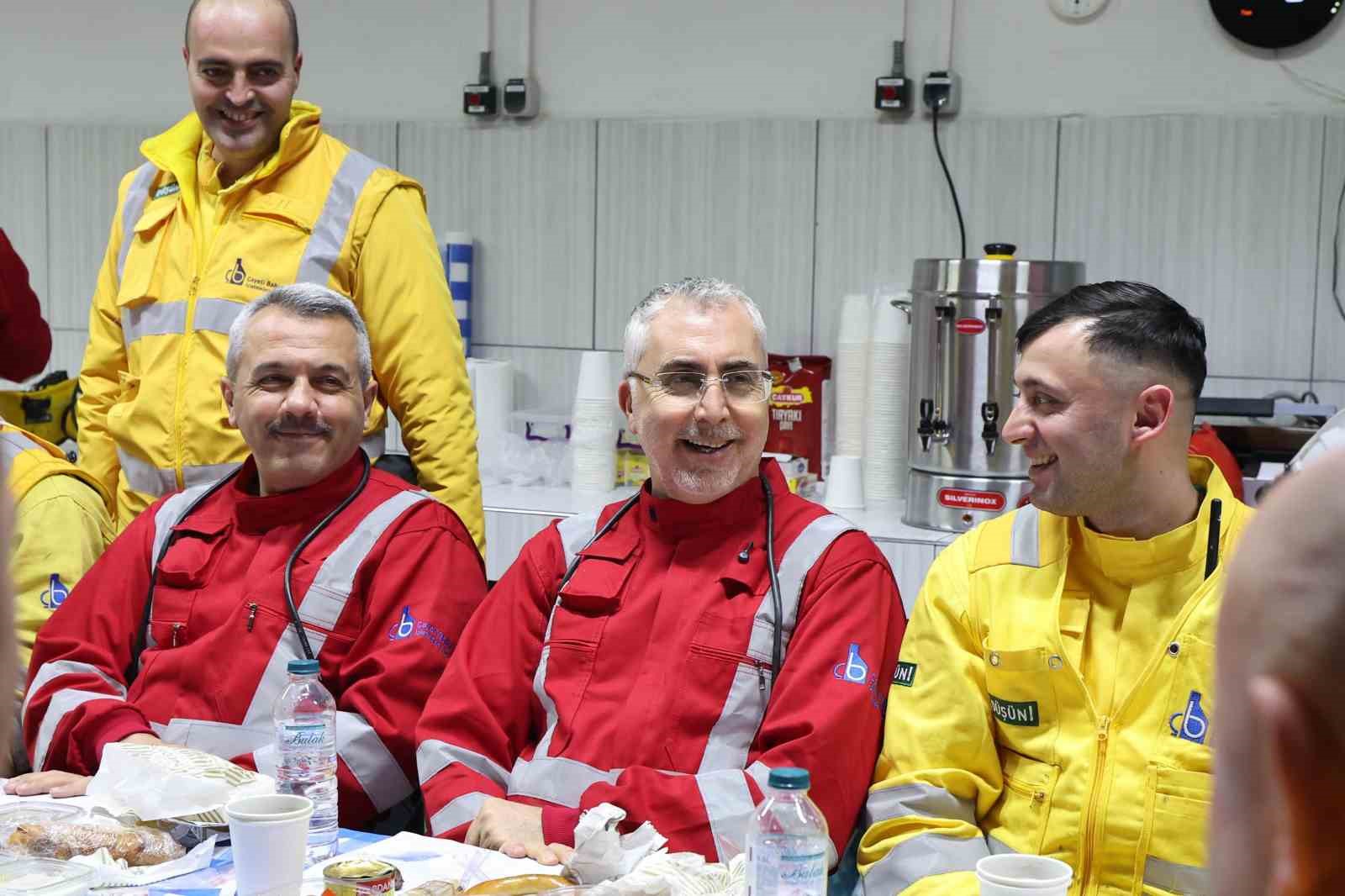 Bakan Işıkhan, yerin 320 metre altında maden işçileriyle sahur yaptı
