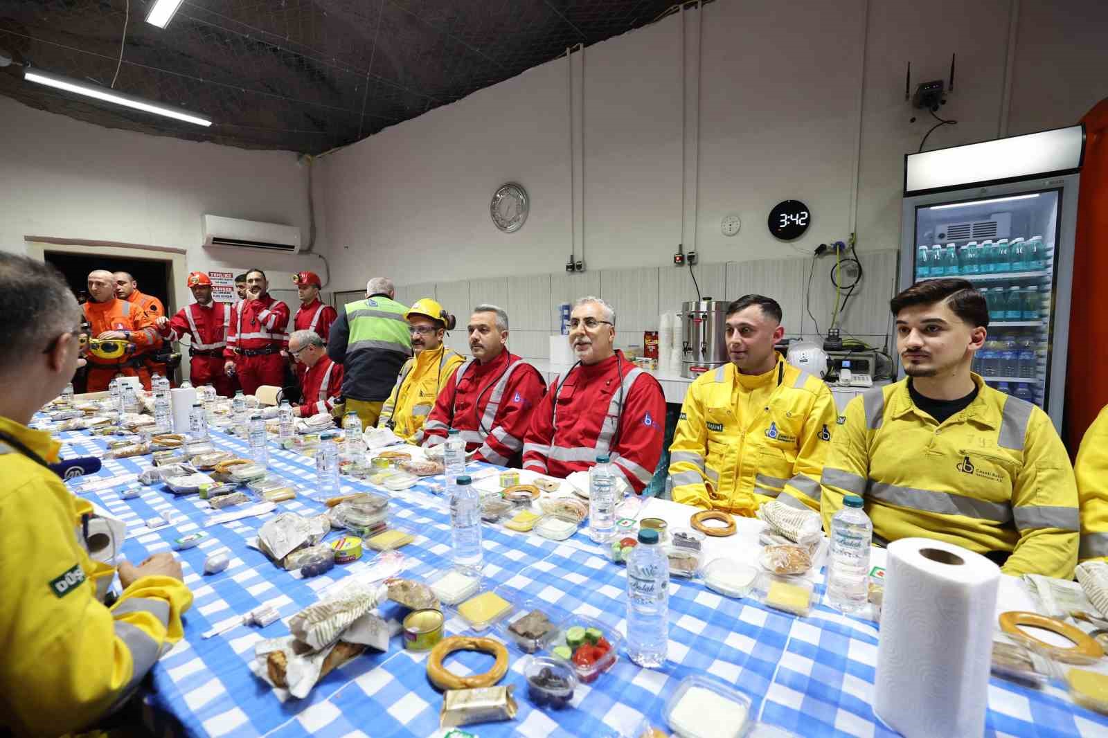 Bakan Işıkhan, yerin 320 metre altında maden işçileriyle sahur yaptı

