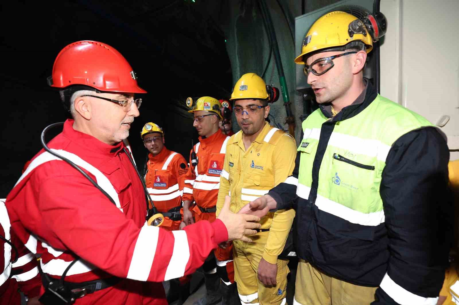 Bakan Işıkhan, yerin 320 metre altında maden işçileriyle sahur yaptı
