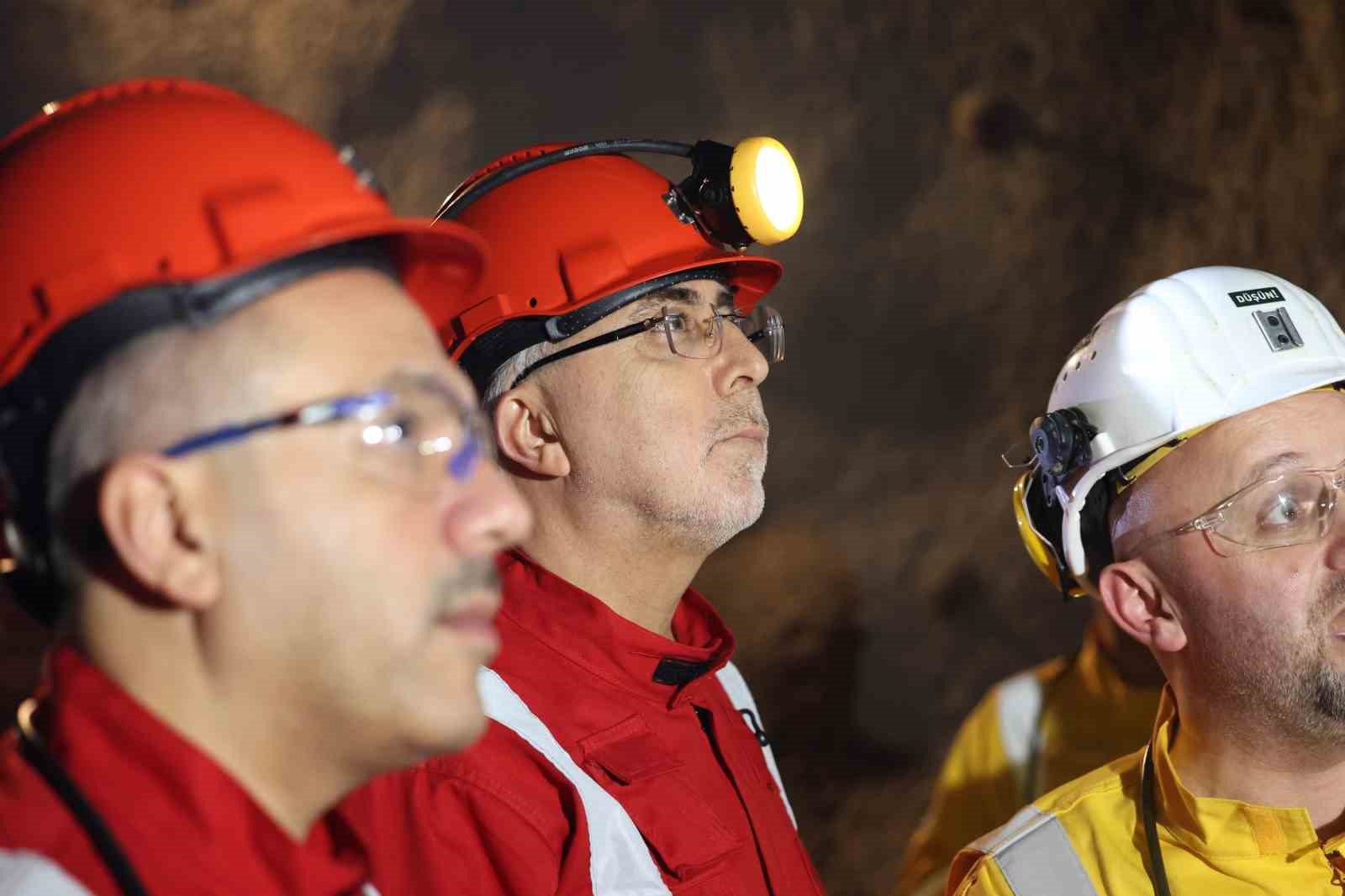 Bakan Işıkhan, yerin 320 metre altında maden işçileriyle sahur yaptı
