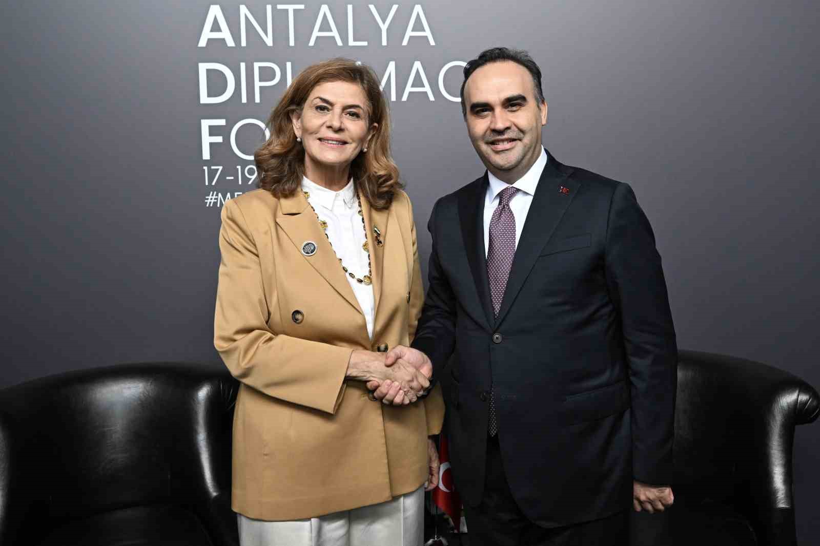 Bakan Kacır, 5. Antalya Diploması Forumu’nda çeşitli ülkelerden üst düzey isimlerle bir araya geldi
