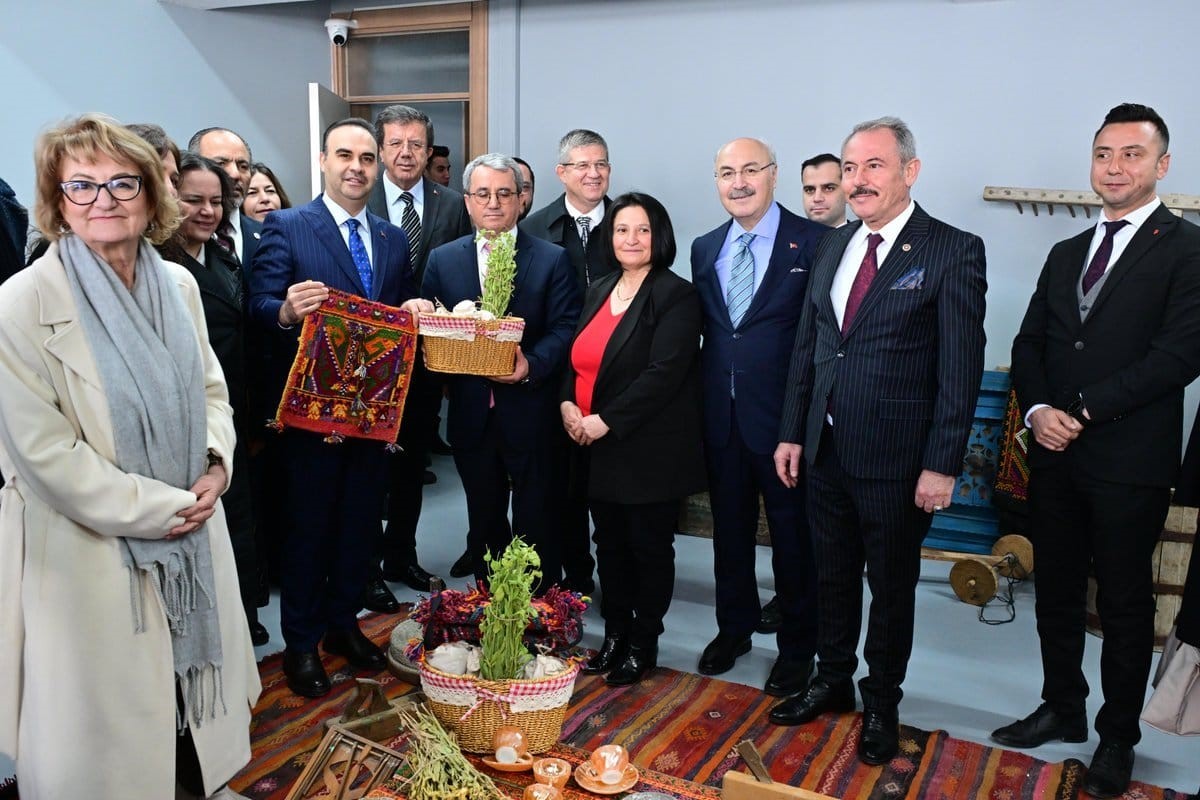 Bakan Kacır: "Dijital merkez, Denizli’nin üretim gücünü küresel ticaretle entegre edecek önemli bir adım"
