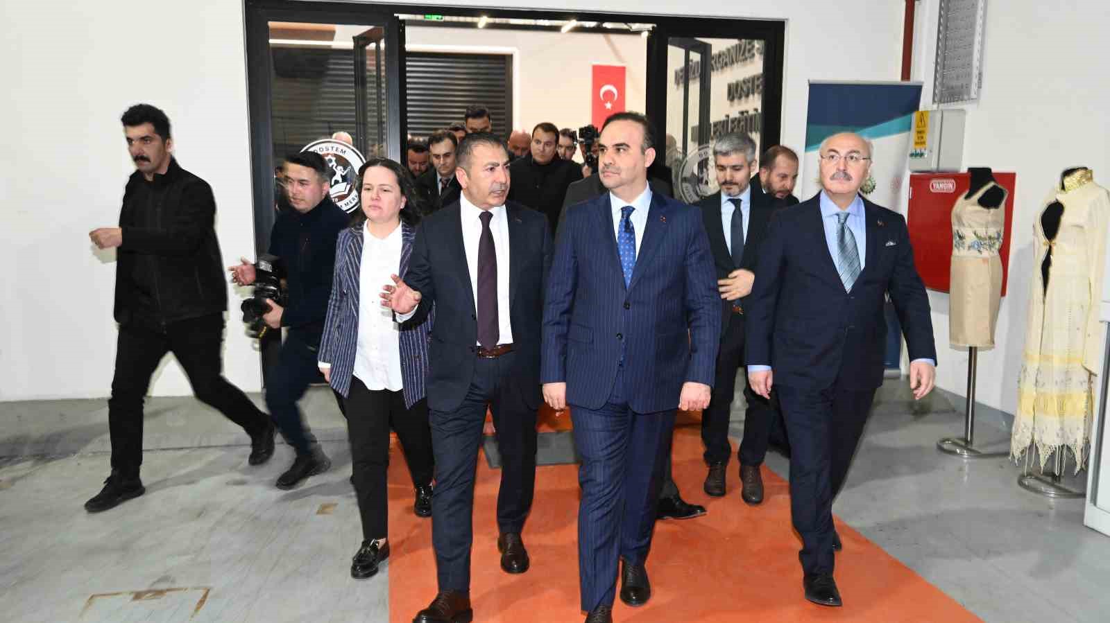 Bakan Kacır, DTO’nun Teknik Tekstil Merkezini inceledi
Bakan Kacır, DTO’nun Teknik Tekstil Merkezini inceledi
