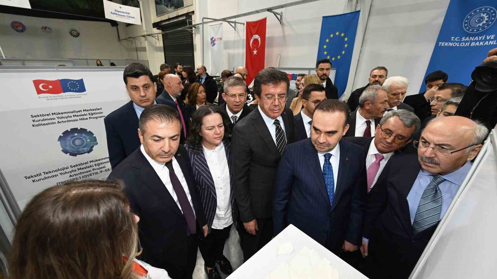 Bakan Kacır, DTO’nun Teknik Tekstil Merkezini inceledi
Bakan Kacır, DTO’nun Teknik Tekstil Merkezini inceledi