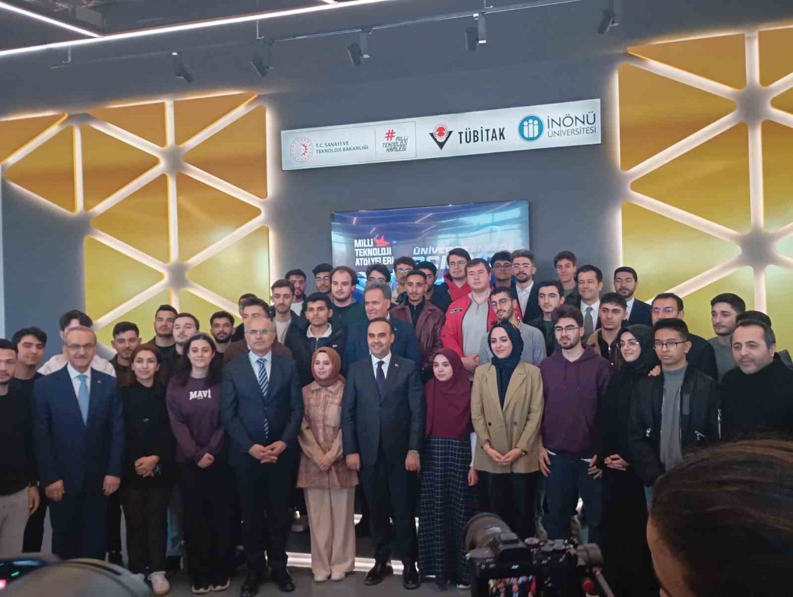 Bakan Kacır, İnönü Üniversitesi’nde Milli Teknoloji Atölyesi’nin açılışını yaptı
