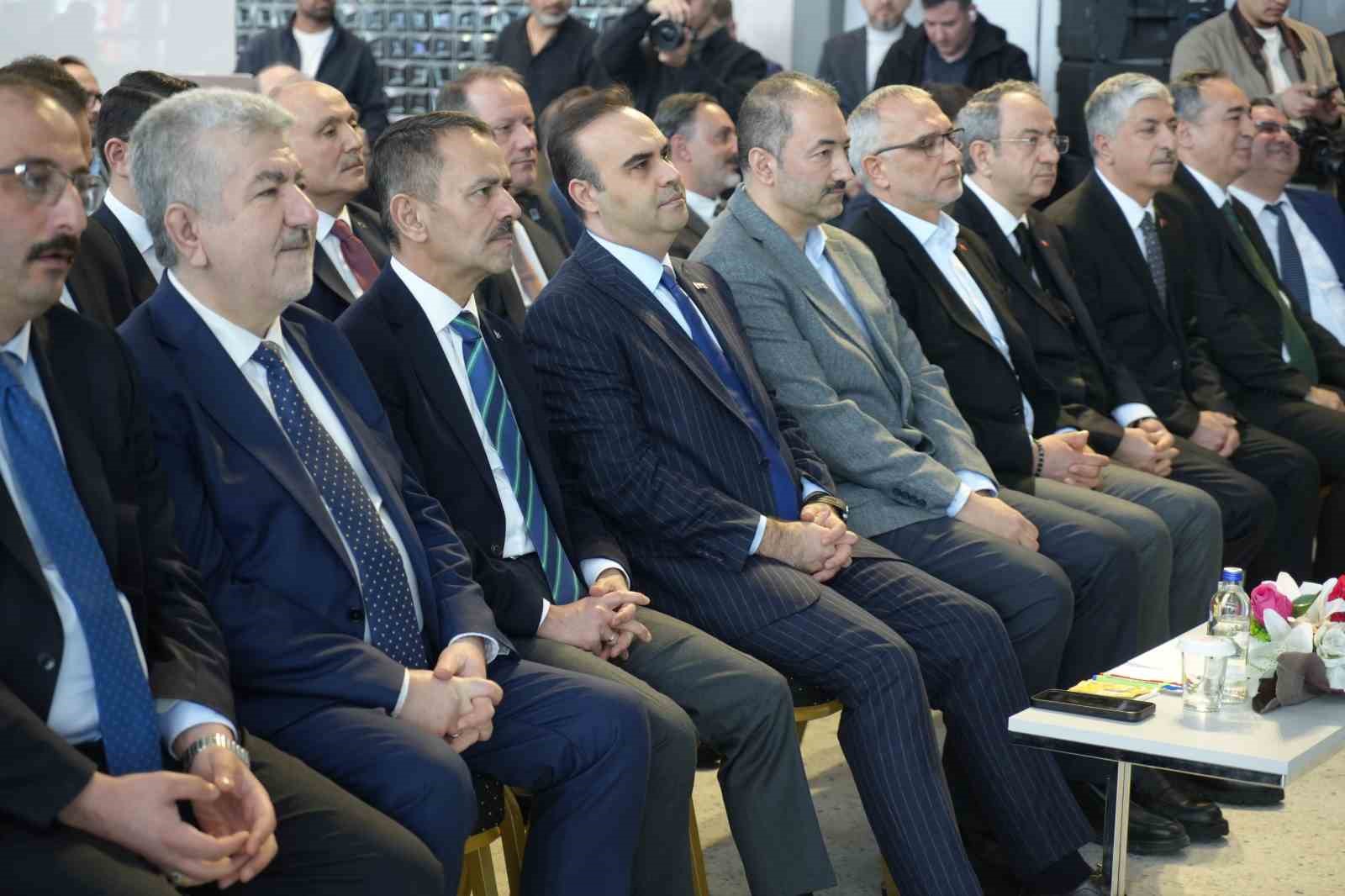Bakan Kacır: "Kimya sektöründe 935 milyar liralık yatırımın önünü açtık"
