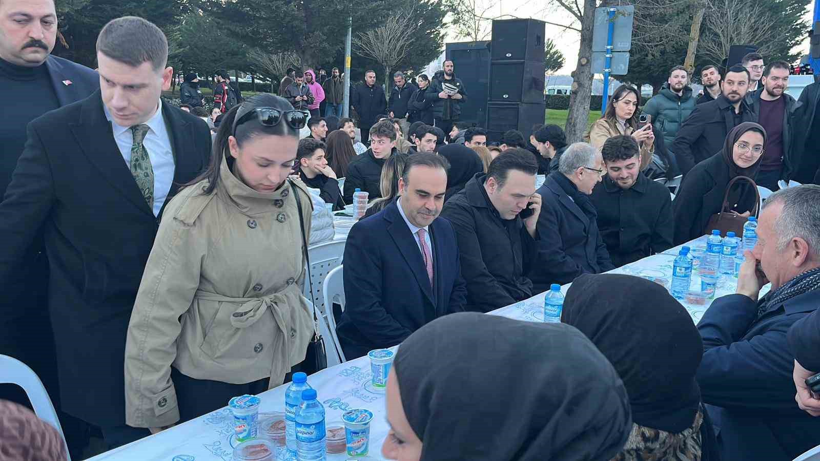 Bakan Kacır, Kocaeli’de üniversite öğrencileriyle iftarda buluştu
Bakan Kacır, Kocaeli’de üniversite öğrencileriyle iftarda buluştu