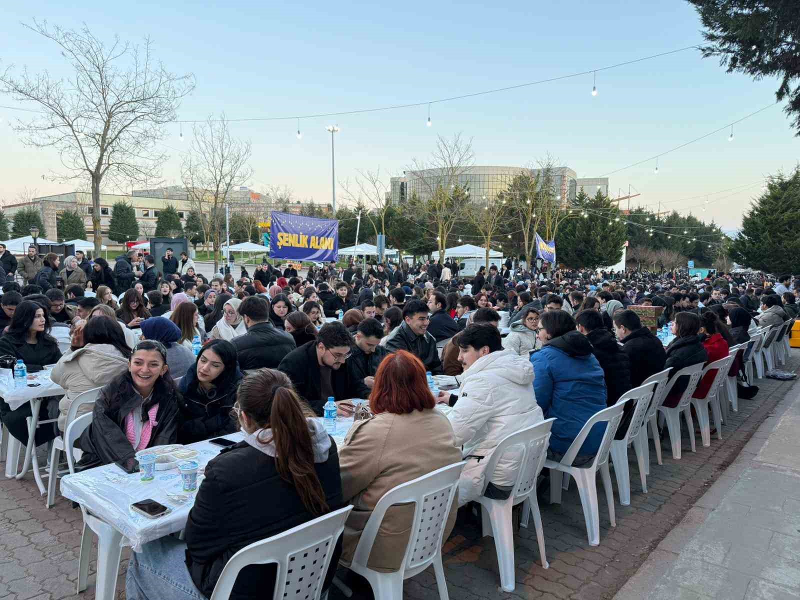 Bakan Kacır, Kocaeli’de üniversite öğrencileriyle iftarda buluştu
Bakan Kacır, Kocaeli’de üniversite öğrencileriyle iftarda buluştu