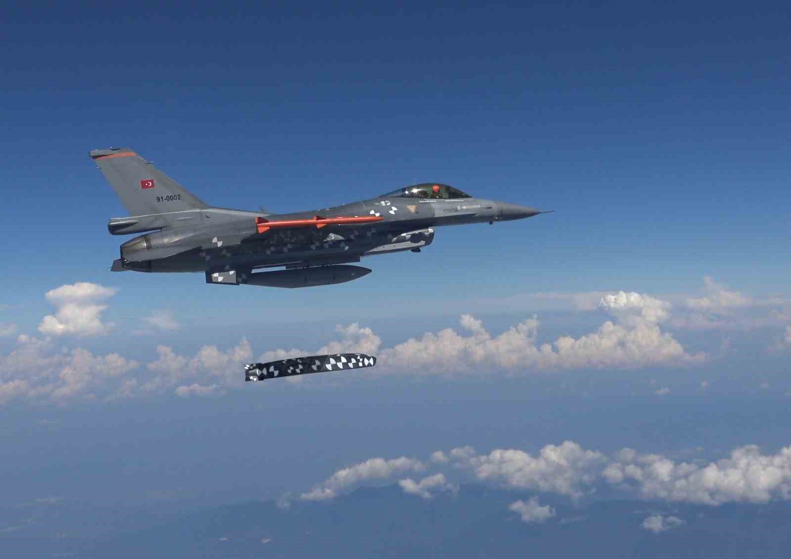 Bakan Kacır: "Milli seyir füzemiz SOMJ, canlı harp başlığıyla gerçekleştirilen son atış testinde hedefini tam isabetle vurdu"
