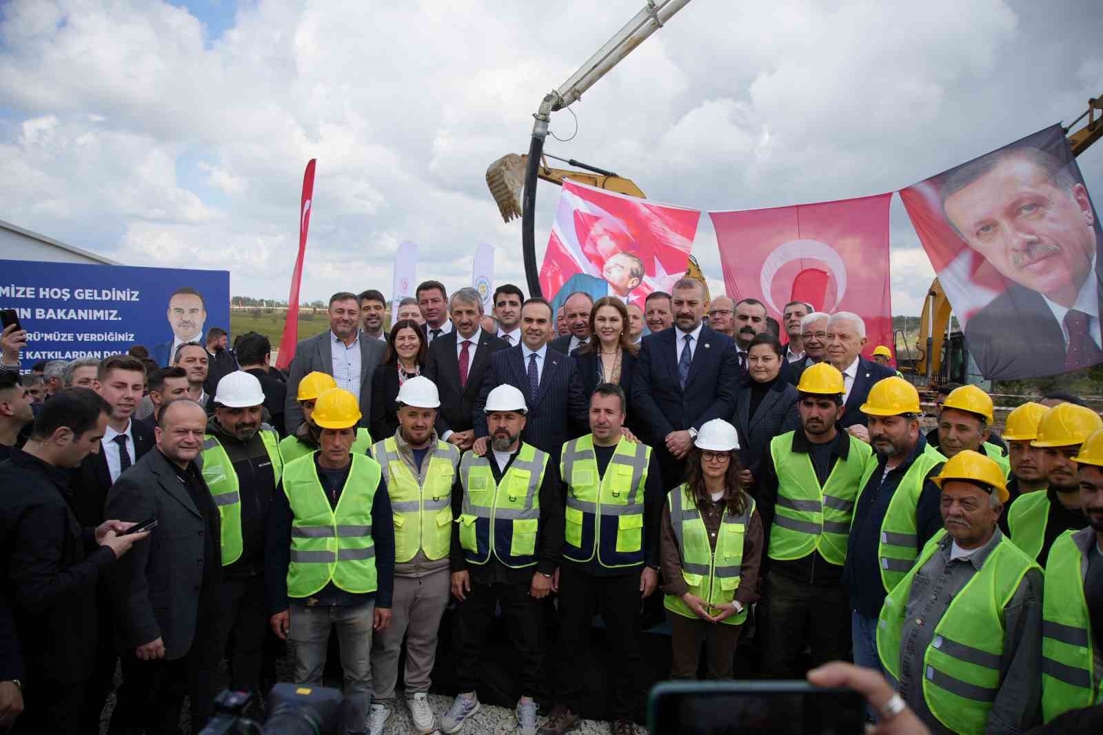 Bakan Kacır: Türkiye üretimde gücünü artırıyor, yeni OSB ile istihdam büyüyor
Bakan Kacır: Türkiye üretimde gücünü artırıyor, yeni OSB ile istihdam büyüyor