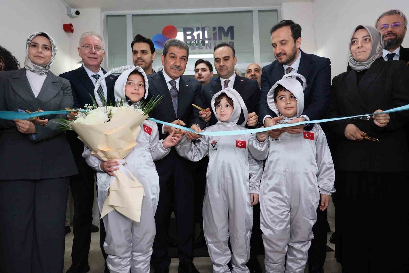 Bakan Kacır’dan Esenler’e müjde: "İlçeye muhteşem bir teknopark kazandırıyoruz"
