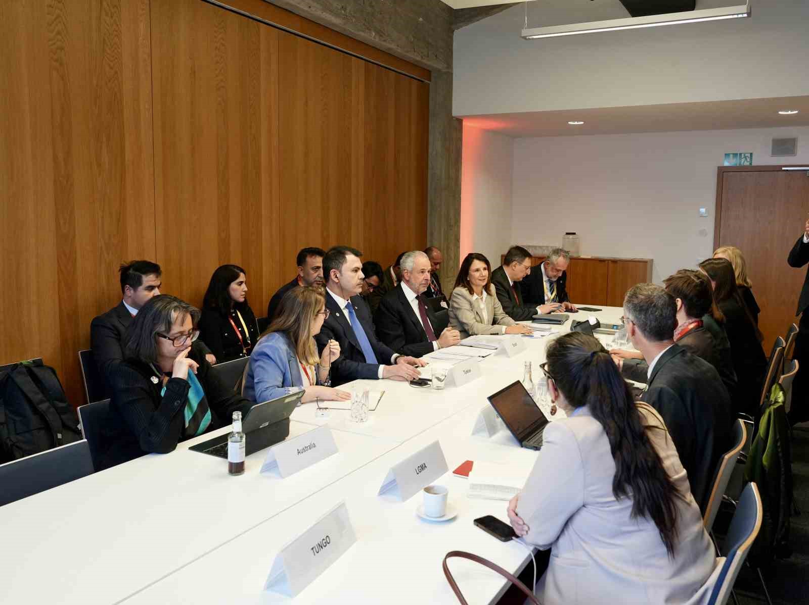 Bakan Kurum, Almanya Başbakanı Merz ile bir araya geldi
