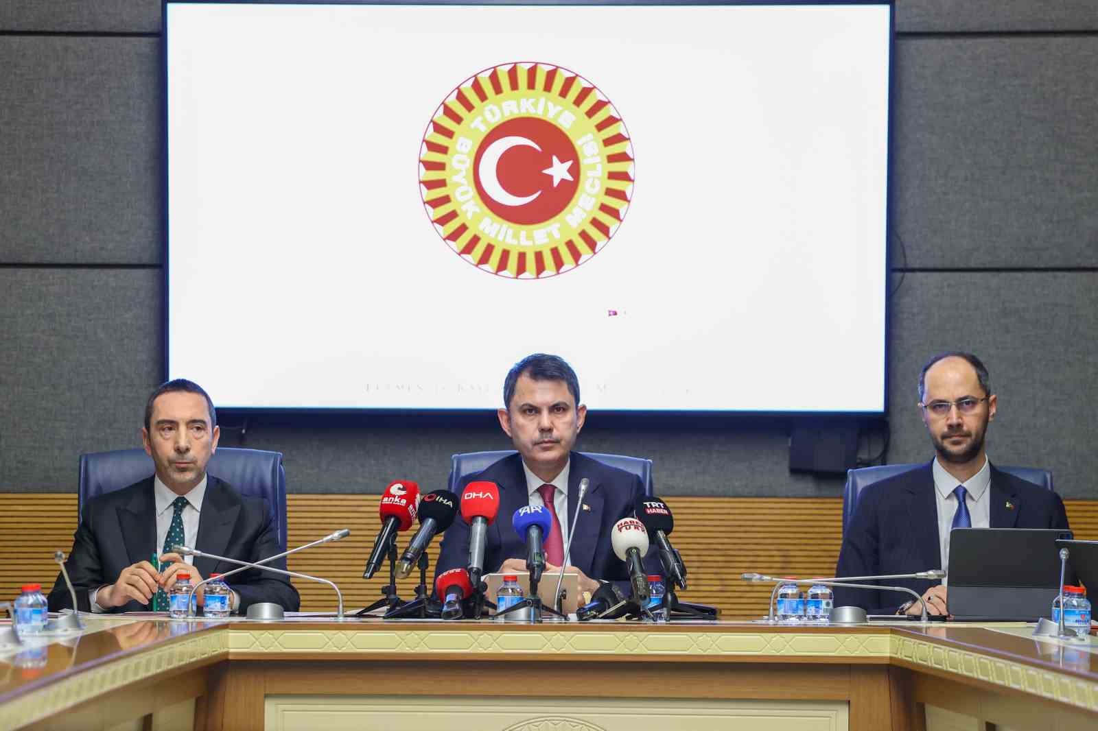 Bakan Kurum: "Deprem konutları ödemeleri 2 yıl ödemesiz, 18 yıl faizsiz ve sabit oluyor"
Bakan Kurum: "Deprem konutları ödemeleri 2 yıl ödemesiz, 18 yıl faizsiz ve sabit oluyor"