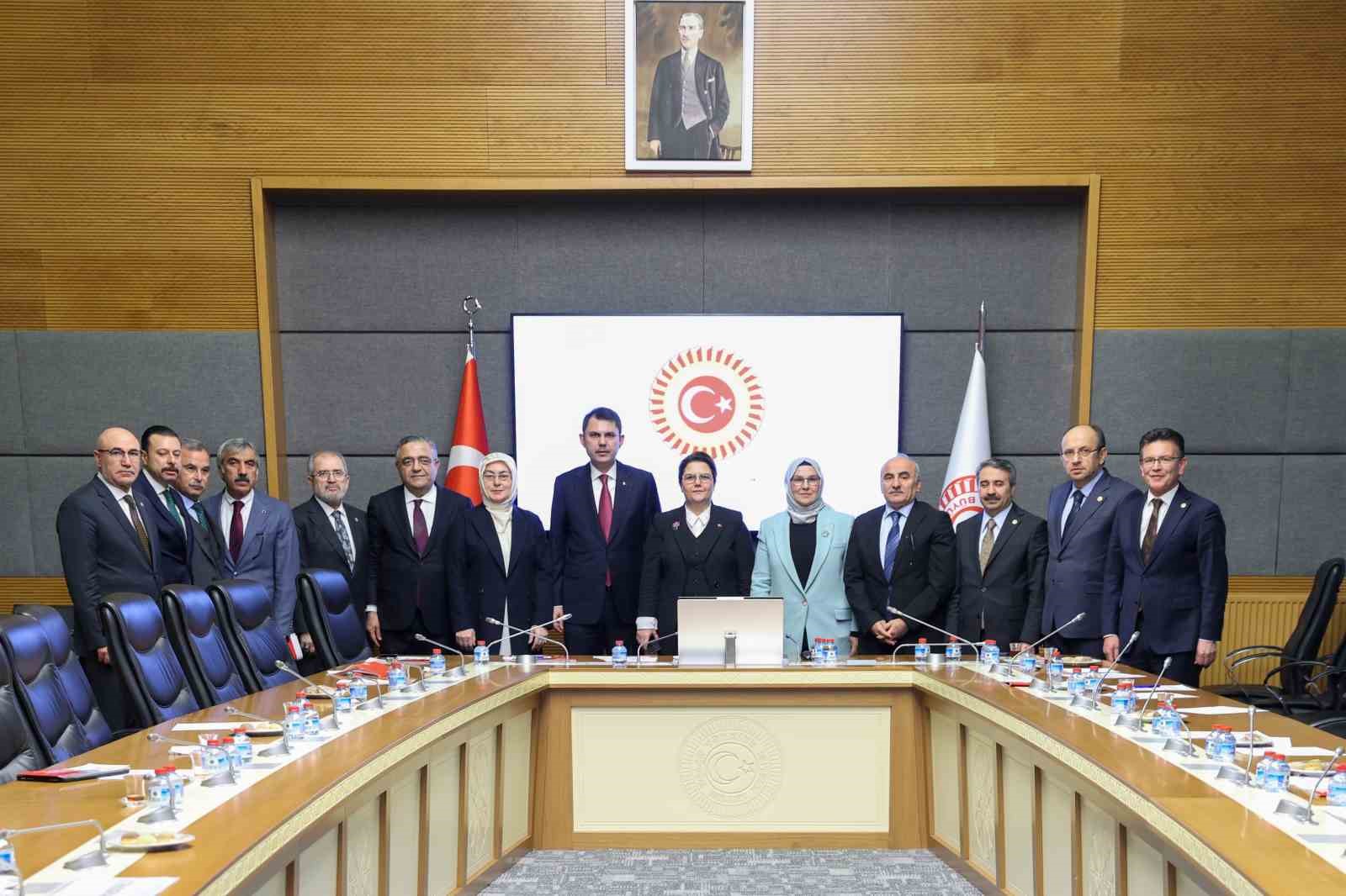 Bakan Kurum: "Deprem konutları ödemeleri 2 yıl ödemesiz, 18 yıl faizsiz ve sabit oluyor"
Bakan Kurum: "Deprem konutları ödemeleri 2 yıl ödemesiz, 18 yıl faizsiz ve sabit oluyor"