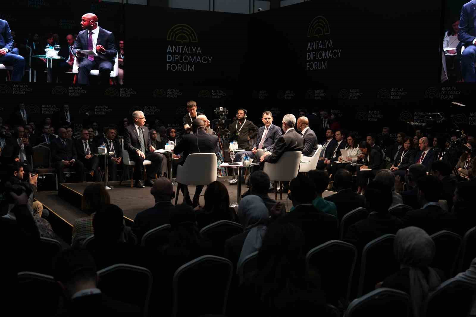 Bakan Kurum: "Fosil yakıtlardan uzaklaşmak zorundayız"
