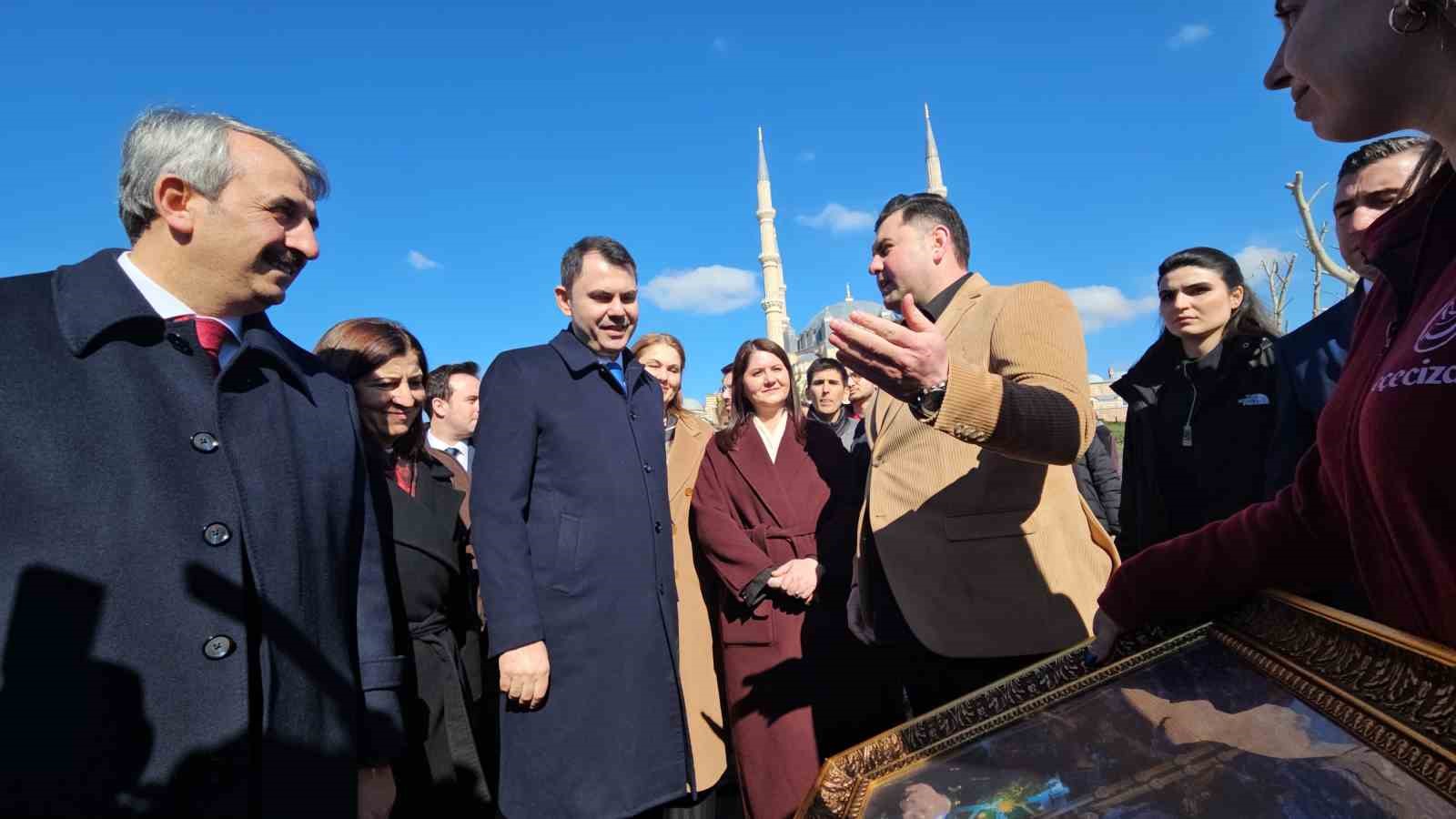 Bakan Kurum, restorasyonu tamamlanan Selimiye Camii’ni ziyaret etti
Bakan Kurum, restorasyonu tamamlanan Selimiye Camii’ni ziyaret etti