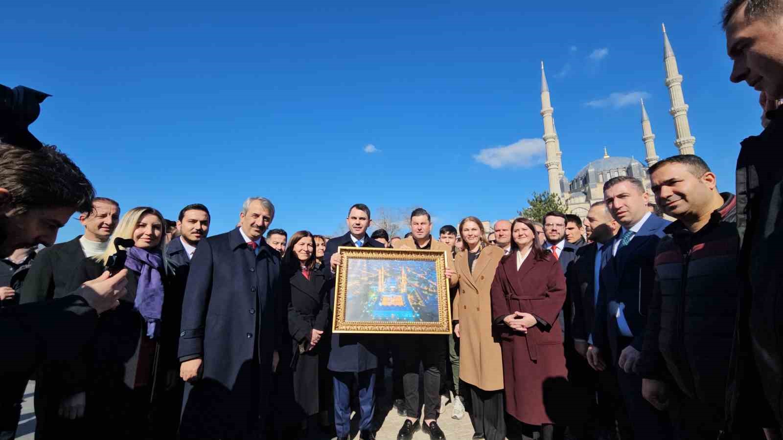 Bakan Kurum, restorasyonu tamamlanan Selimiye Camii’ni ziyaret etti
Bakan Kurum, restorasyonu tamamlanan Selimiye Camii’ni ziyaret etti