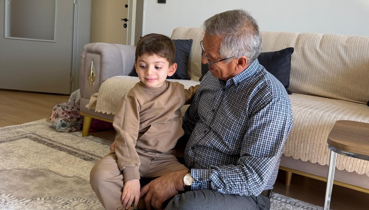 Bakan Kurum’un hikayesini paylaştığı dede ve torun deprem anlarını anlattı
