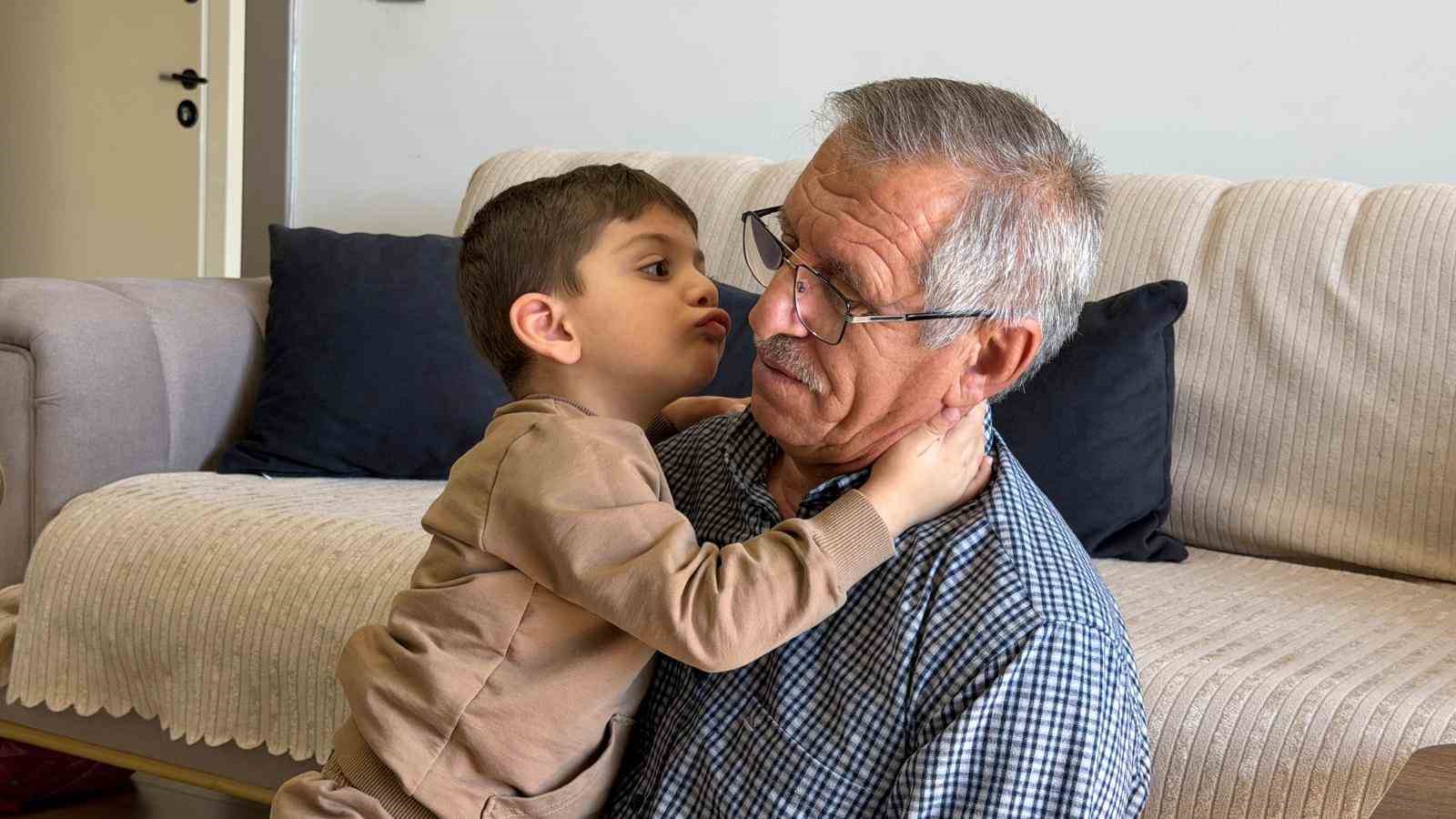 Bakan Kurum’un hikayesini paylaştığı dede ve torun deprem anlarını anlattı
