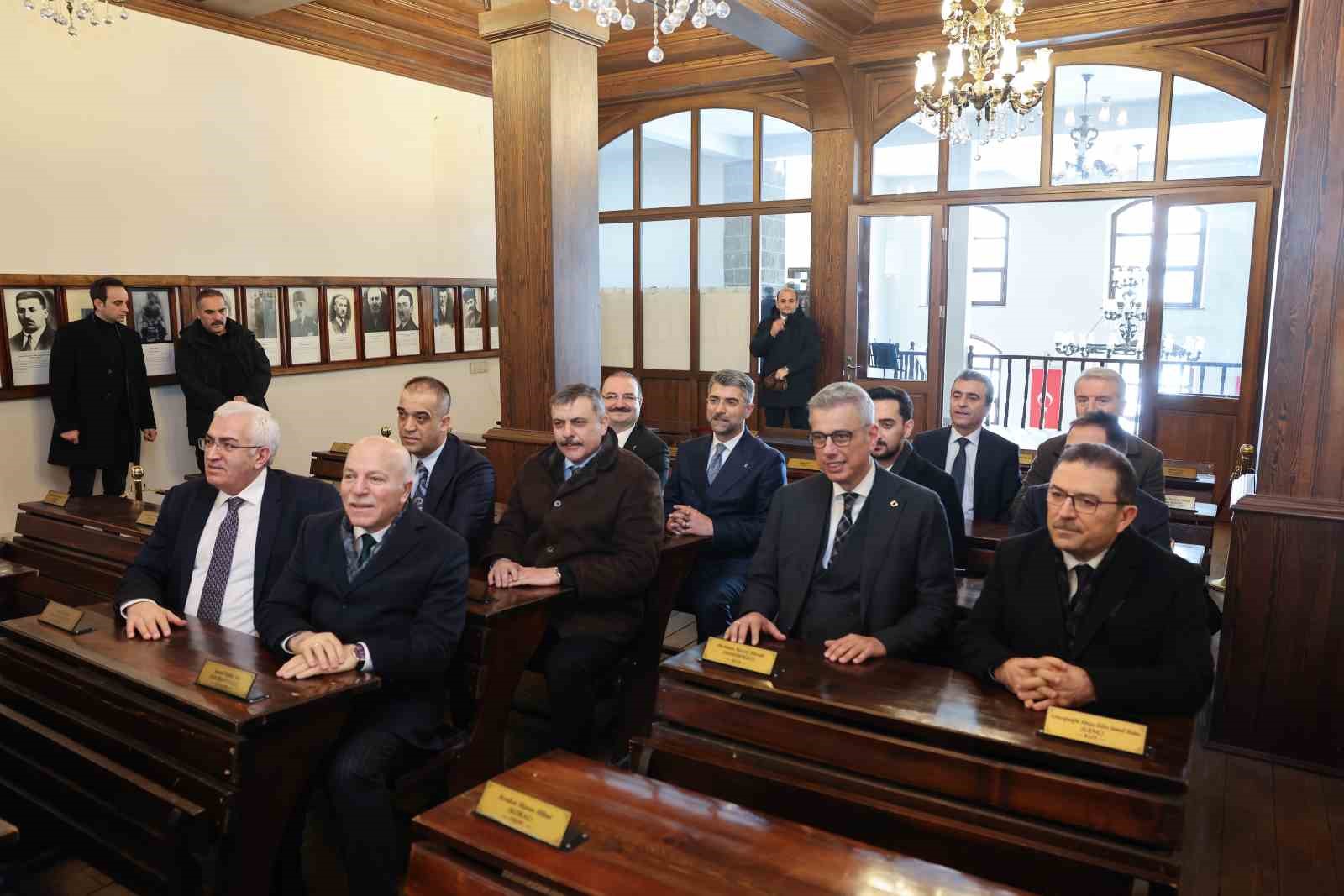 Bakan Memişoğlu ve Rektör Hacımüftüoğlu bir arada: Sağlık yatırımları ve üniversite projelerine tam destek
