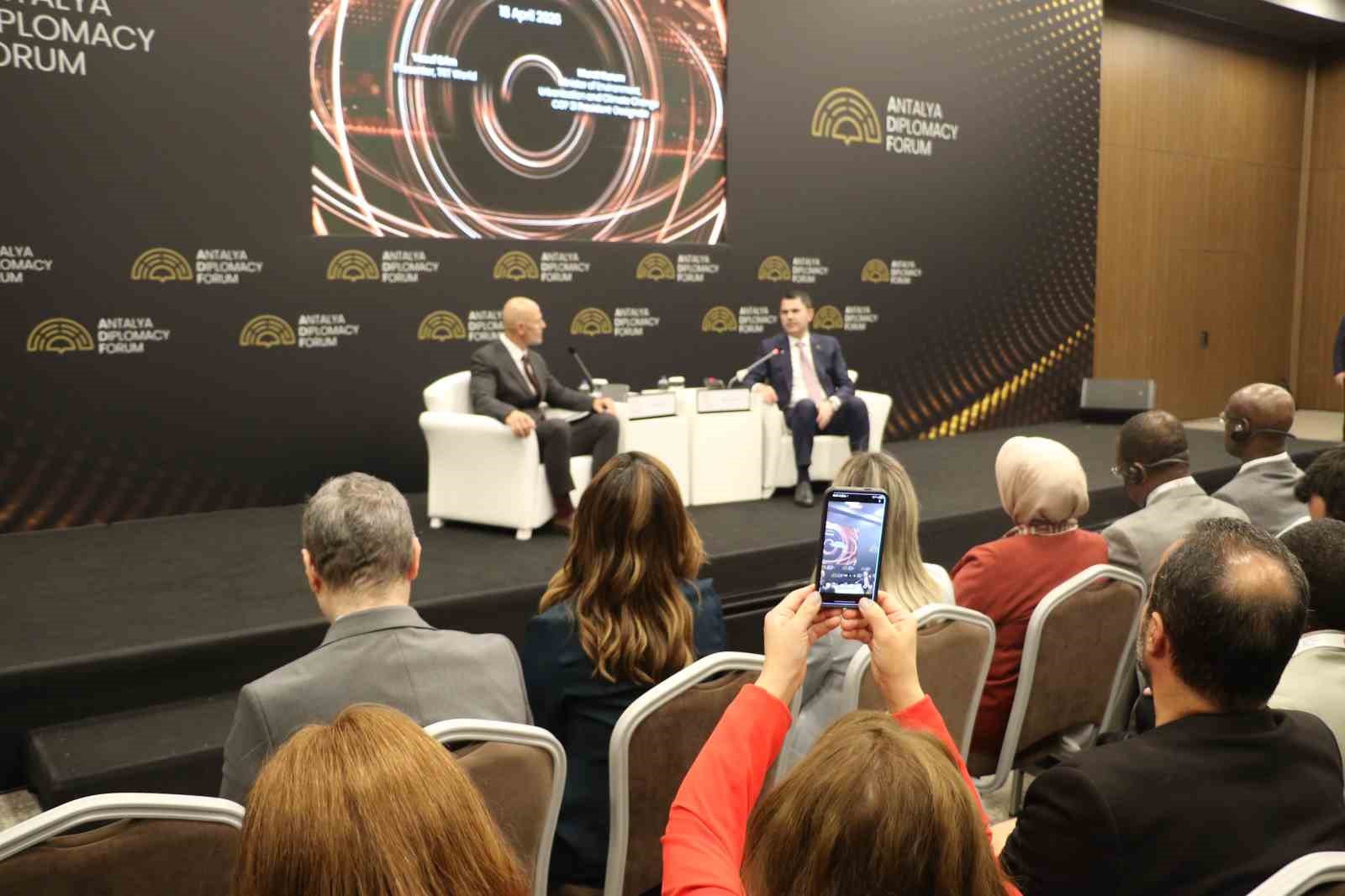 Bakan Murat Kurum’dan yeniden inşa için Türkiye’den küresel seferberlik mesajı
