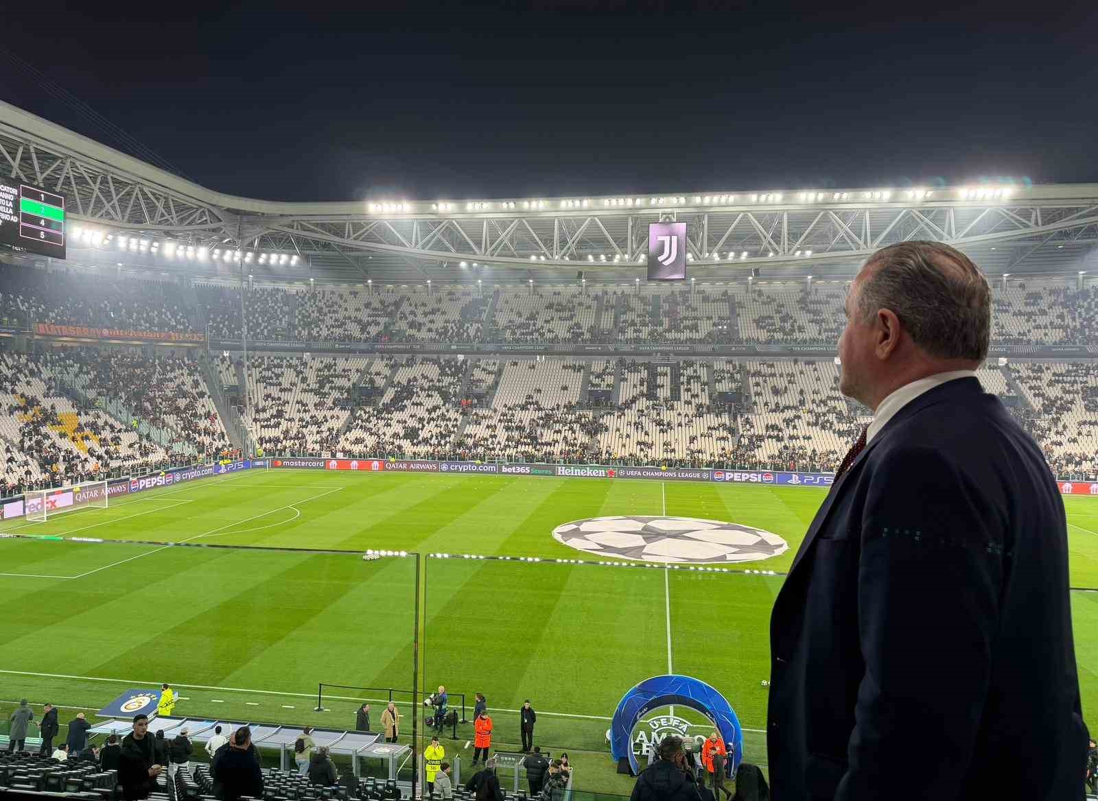 Bakan Osman Aşkın Bak, Juventus - Galatasaray maçını takip etti
