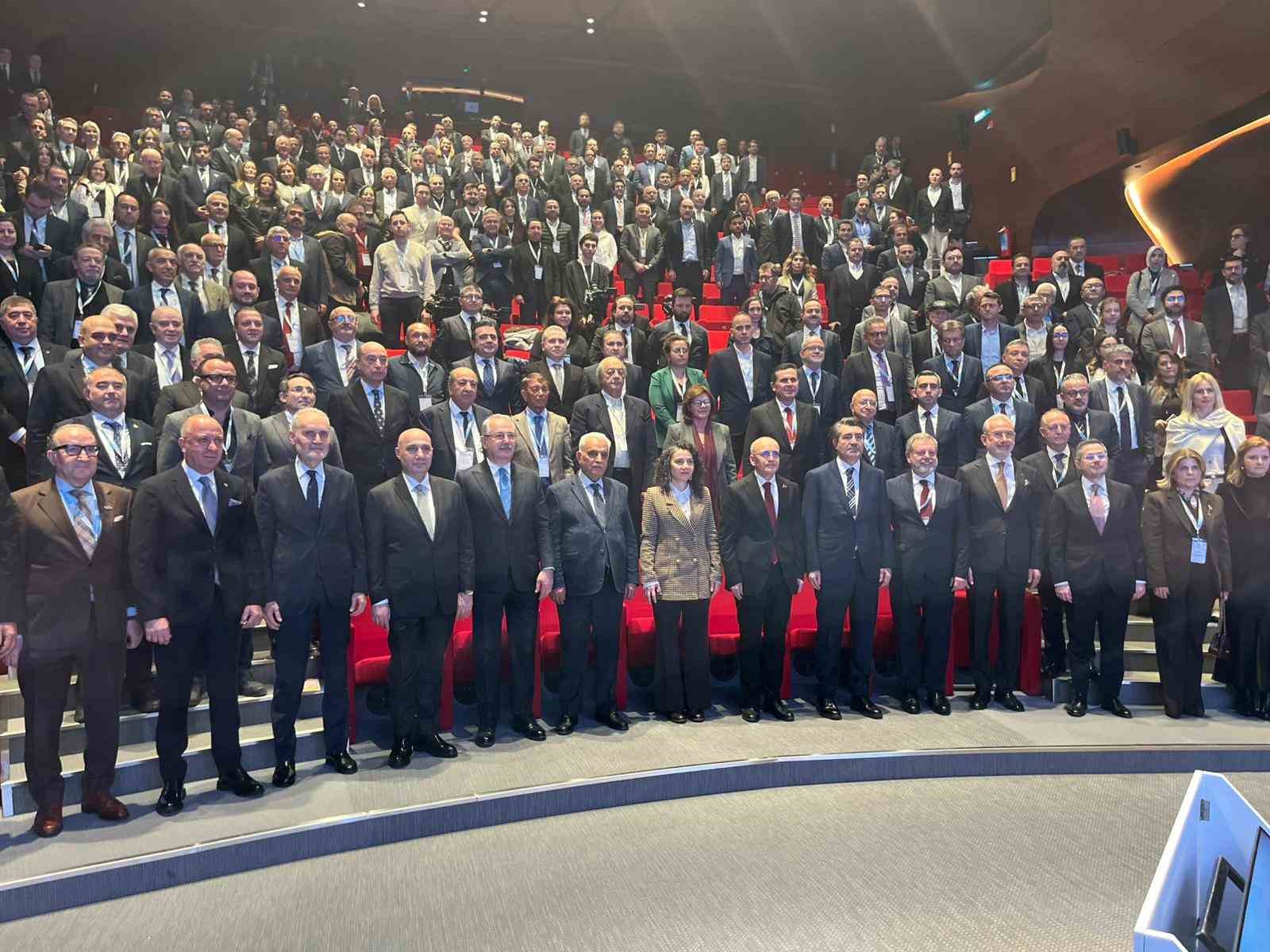 Bakan Şimşek: "Cumhurbaşkanımızın liderliğinde bu ülke 20 yıldır dünyayı çok daha iyi okumuş"
Bakan Şimşek: "Cumhurbaşkanımızın liderliğinde bu ülke 20 yıldır dünyayı çok daha iyi okumuş"