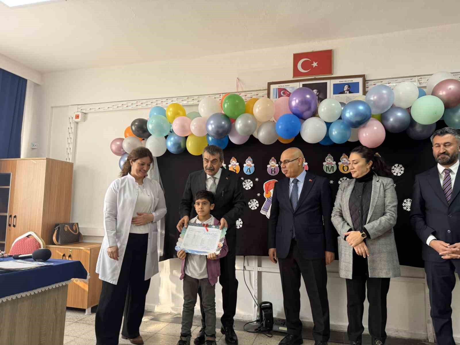 Bakan Tekin, Ağrı’da öğrencilerin karne heyecanına ortak oldu
