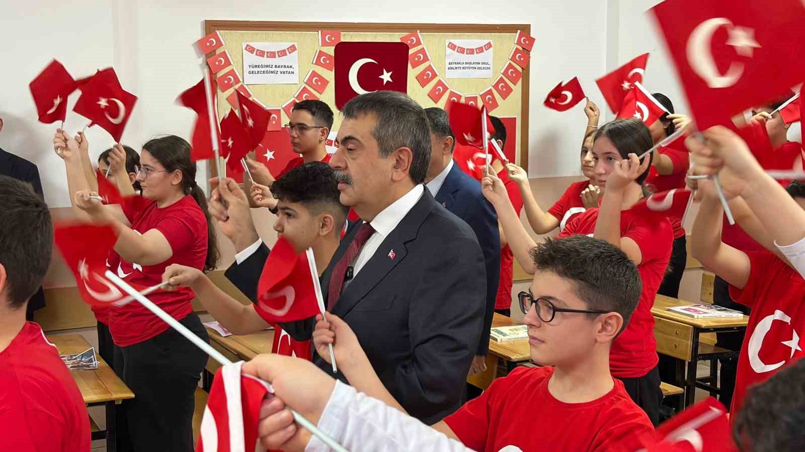 Bakan Tekin: "Bağımsızlığımızın asıl savunucusu bireyleri yetiştirmek bizim işimiz"
